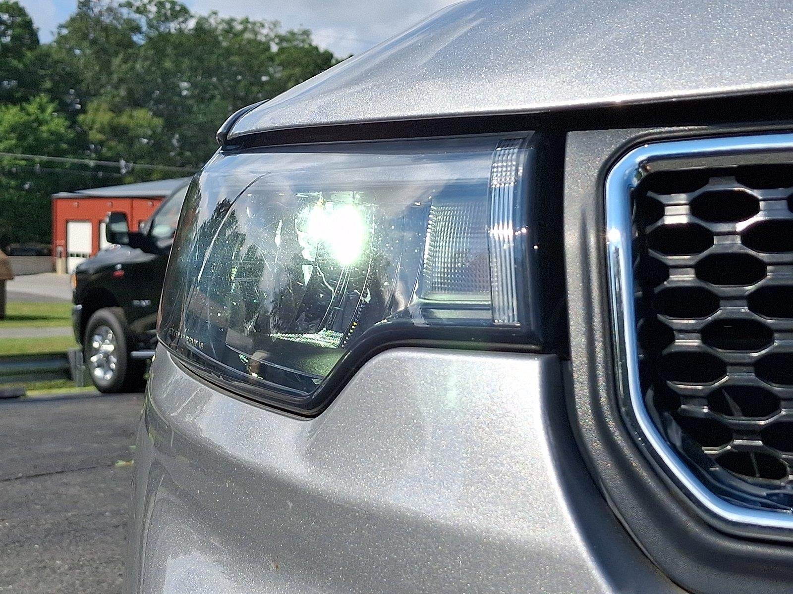 Used 2023 Billet Silver Metallic Clearcoat Jeep Latitude Lux image 9