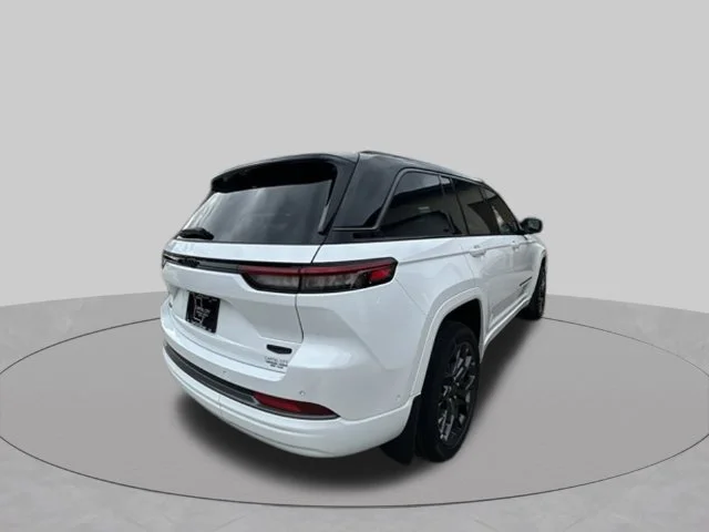 New 2027 Bright White Clear-Coat Paint Jeep Summit image 3
