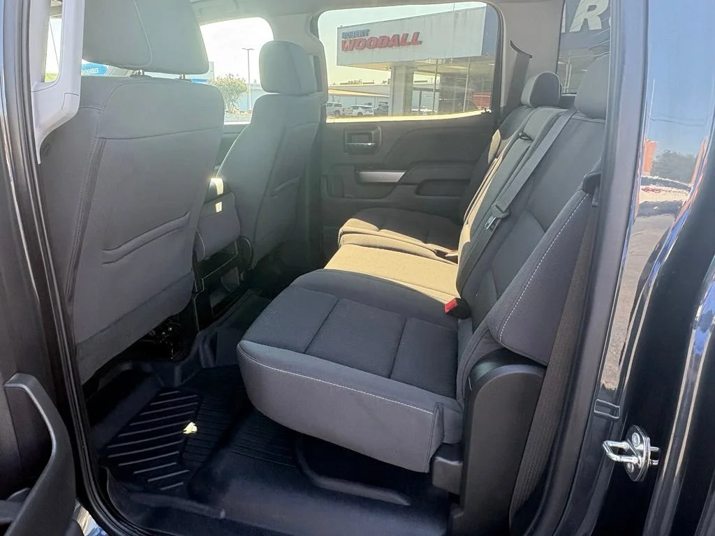 Used 2018 GRAPHITE METALLIC Chevrolet LT image 19