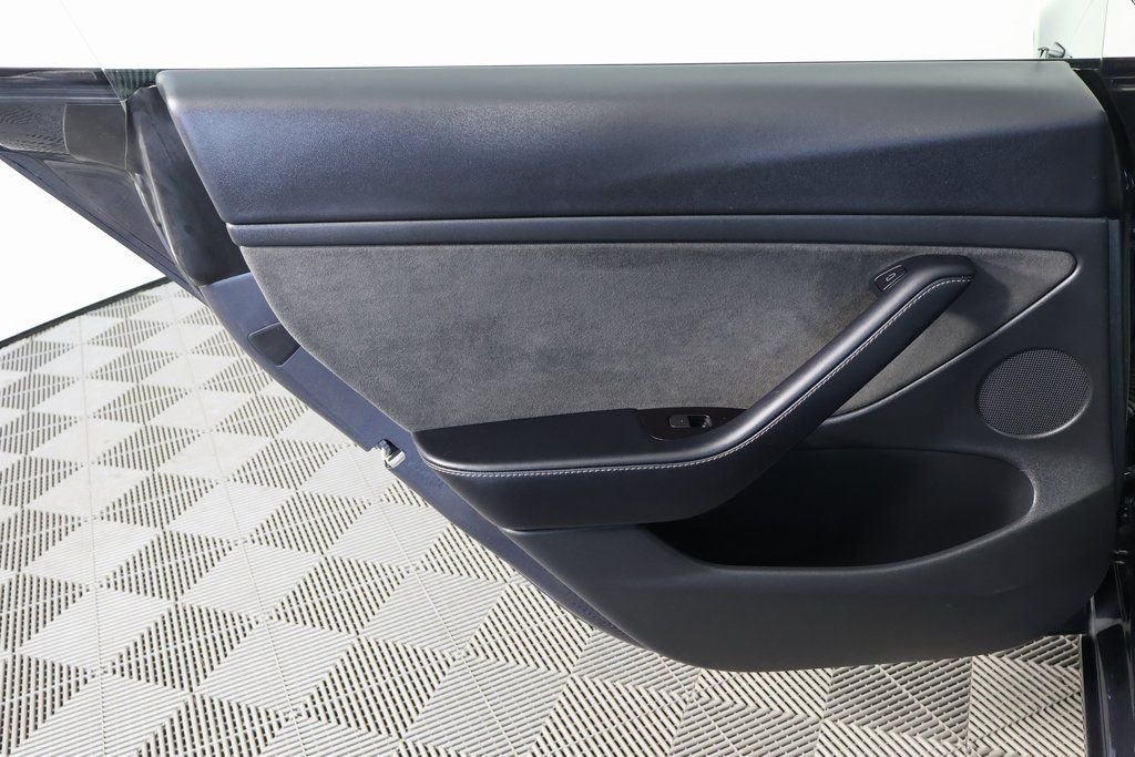 Used 2022  Tesla Base image 13