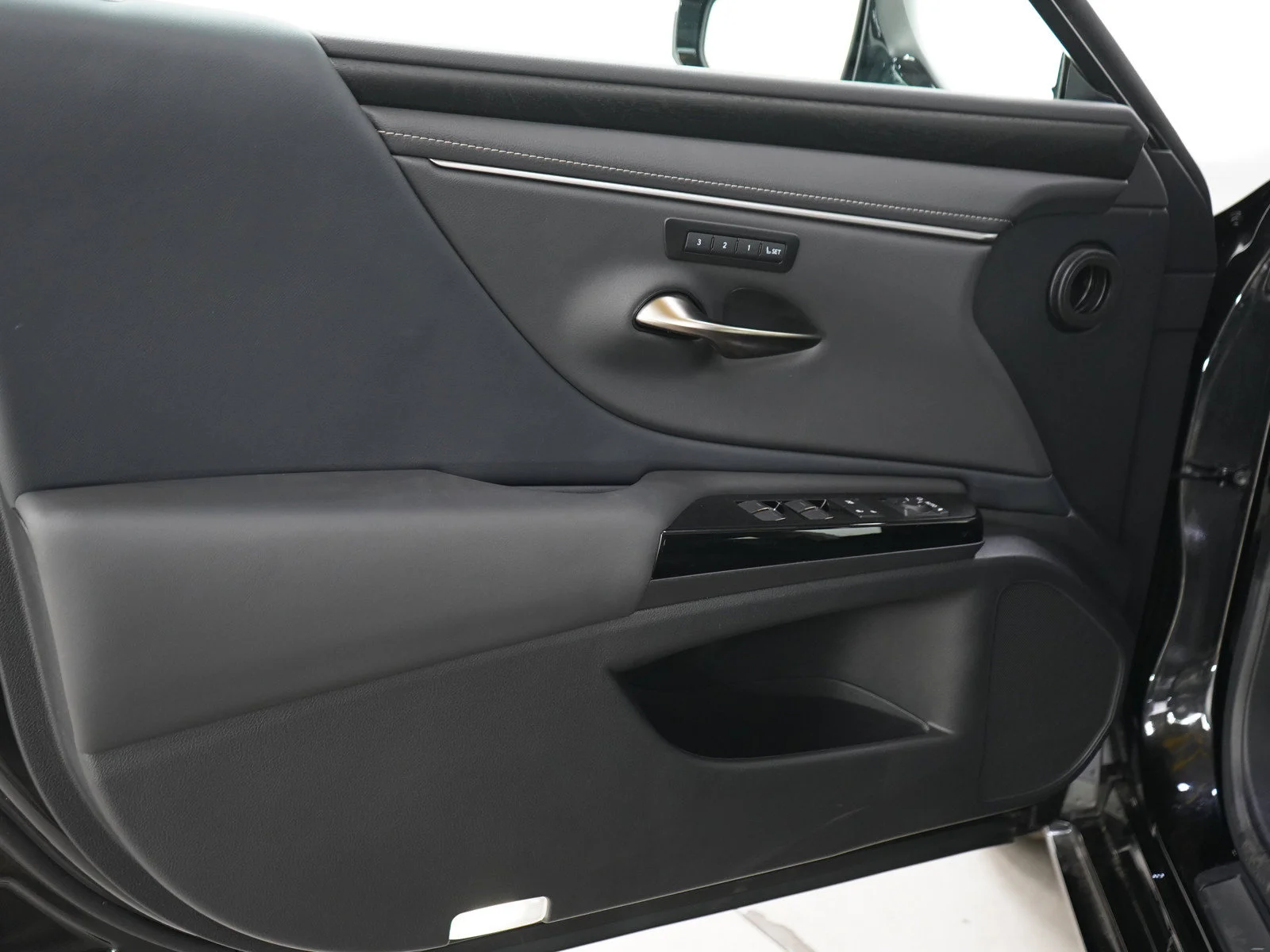 Used 2025 Obsidian Lexus 300h F SPORT Handling image 17