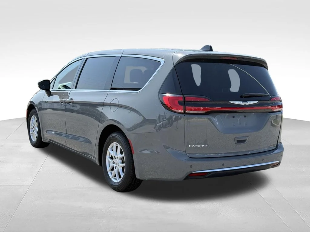 Used 2023 White Chrysler Touring L image 3