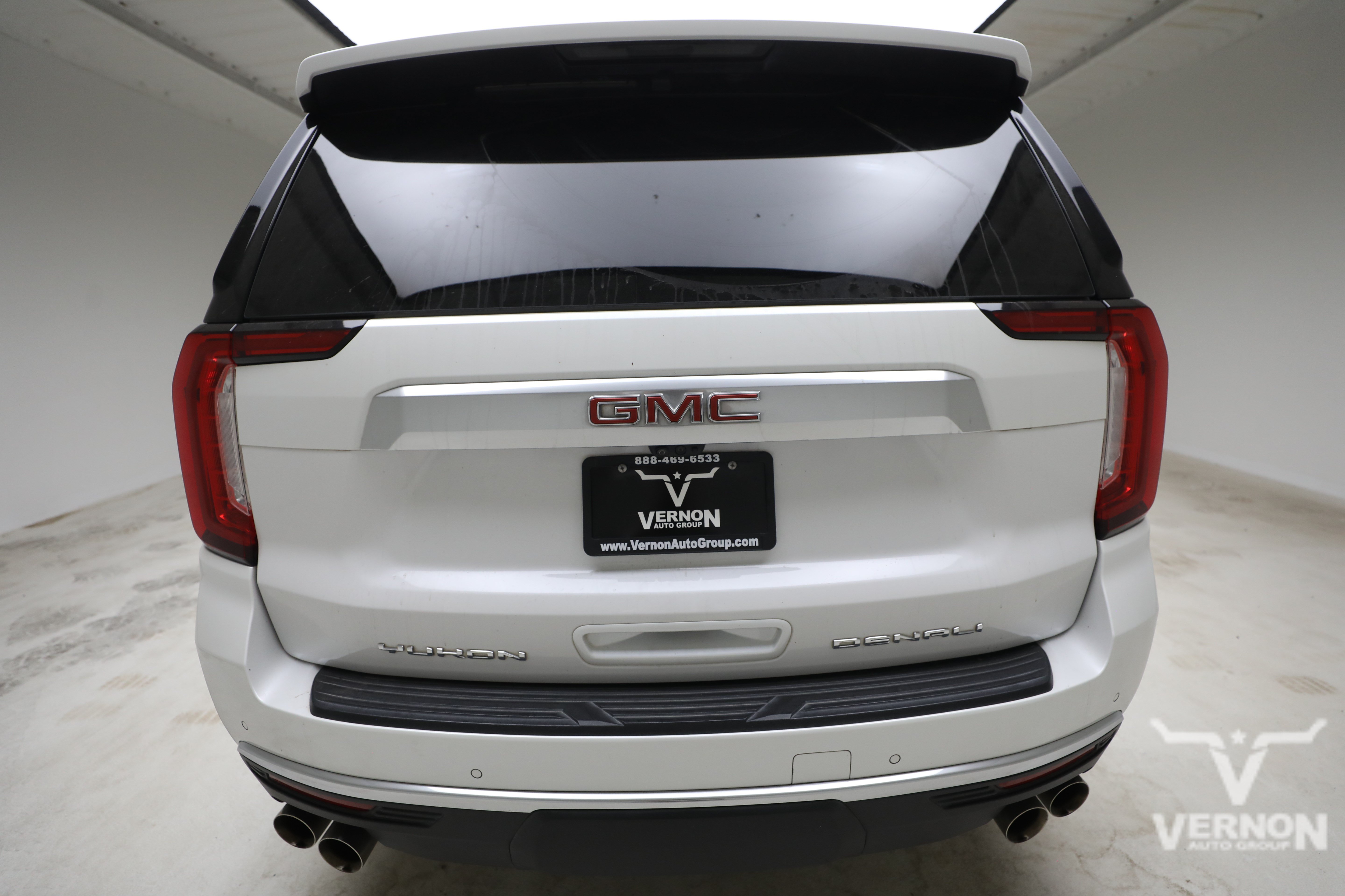 Used 2024 White Frost Tricoat GMC Y image 3