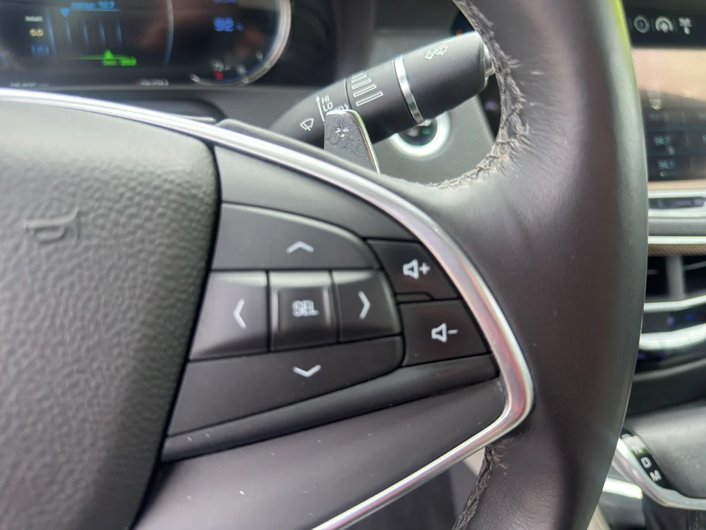 Used 2017 Crystal White Tricoat Cadillac Premium Luxury AWD image 19