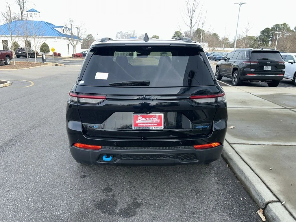 New 2024 Diamond Black Crystal Pearl-Coat Exterior Paint Jeep Trailhawk 4xe image 5