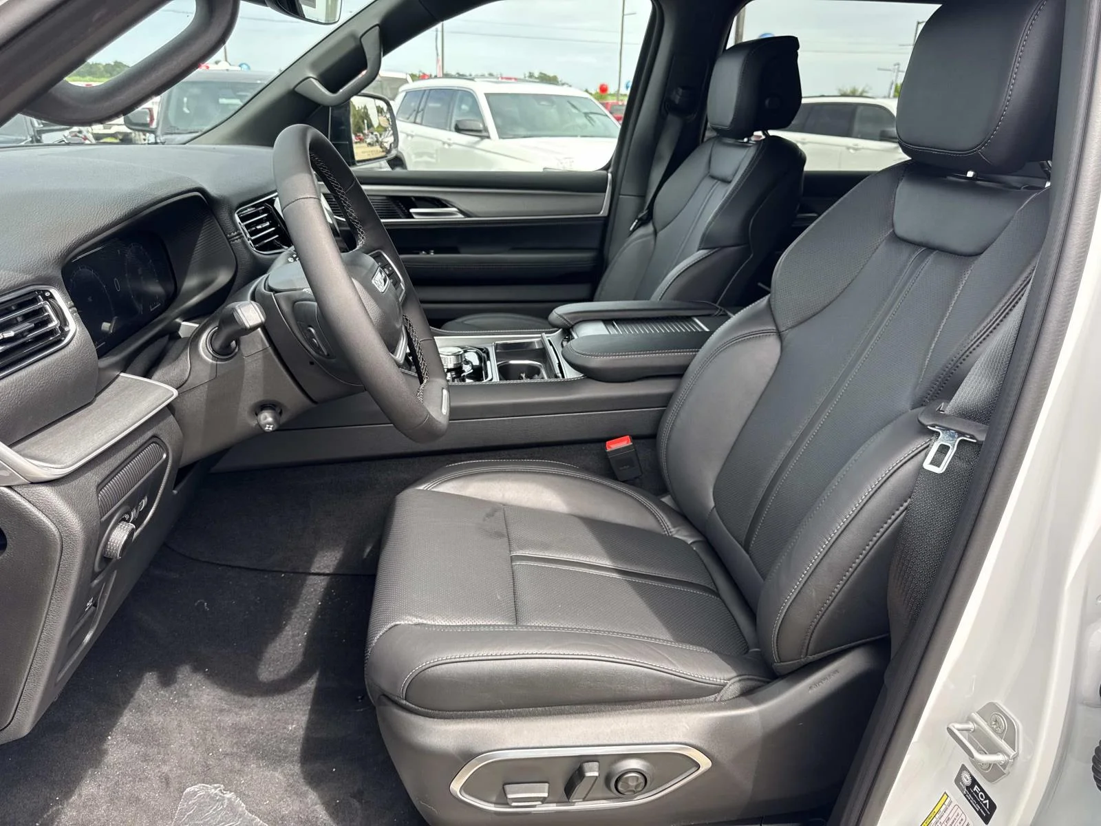 New 2026 Bright White Clear-Coat Exterior Paint Jeep Limited Altitude image 9