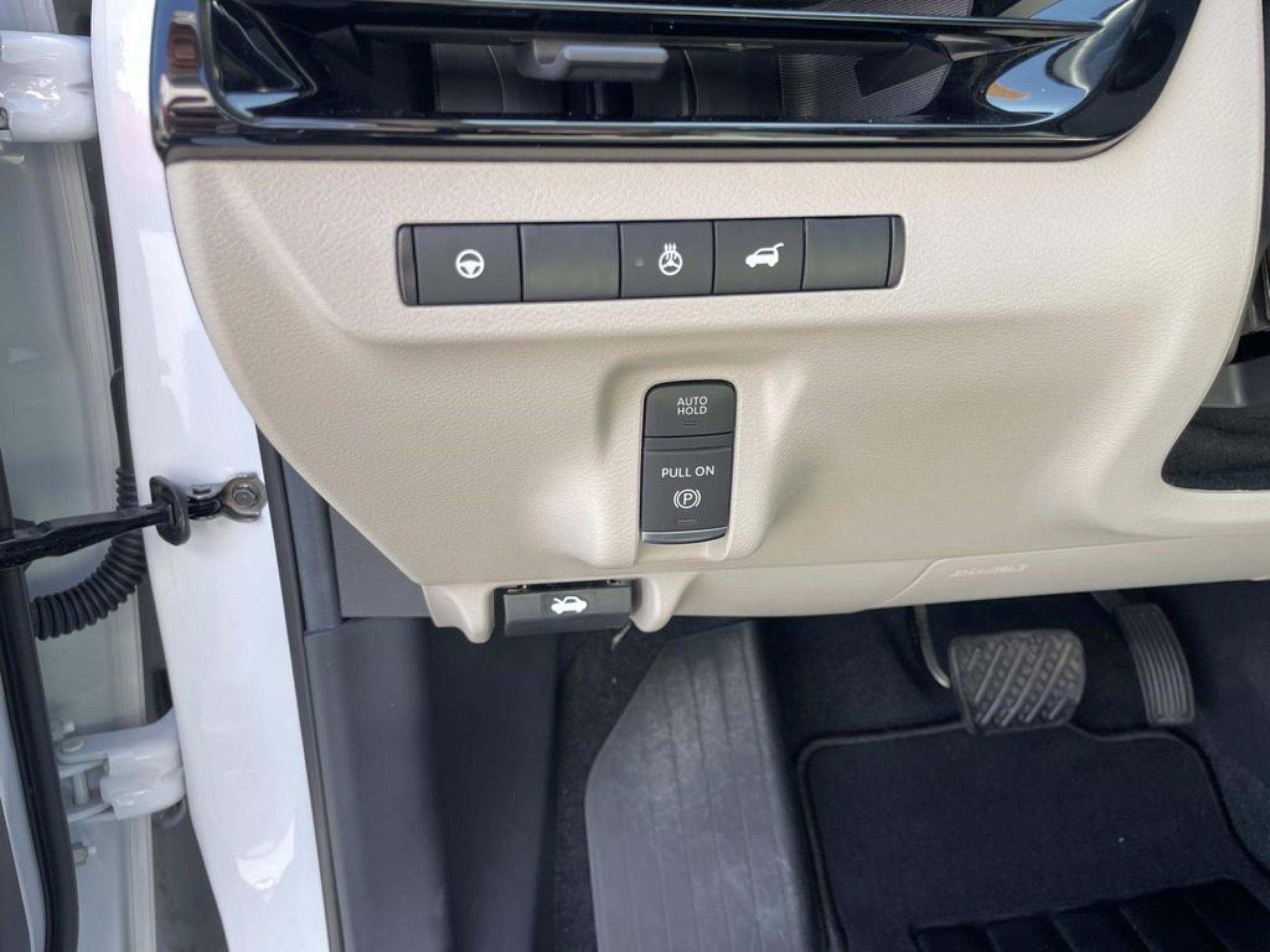 Used 2025 White Nissan SL image 26