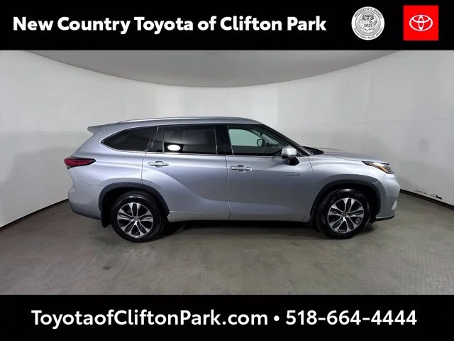 Used 2021 Silver Toyota XLE image 8
