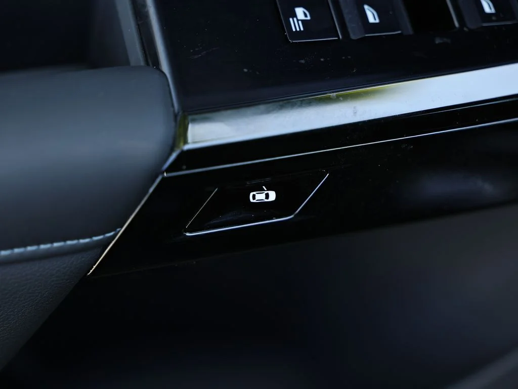 New 2026 Black Sapphire Metallic BMW 760i xDrive image 18