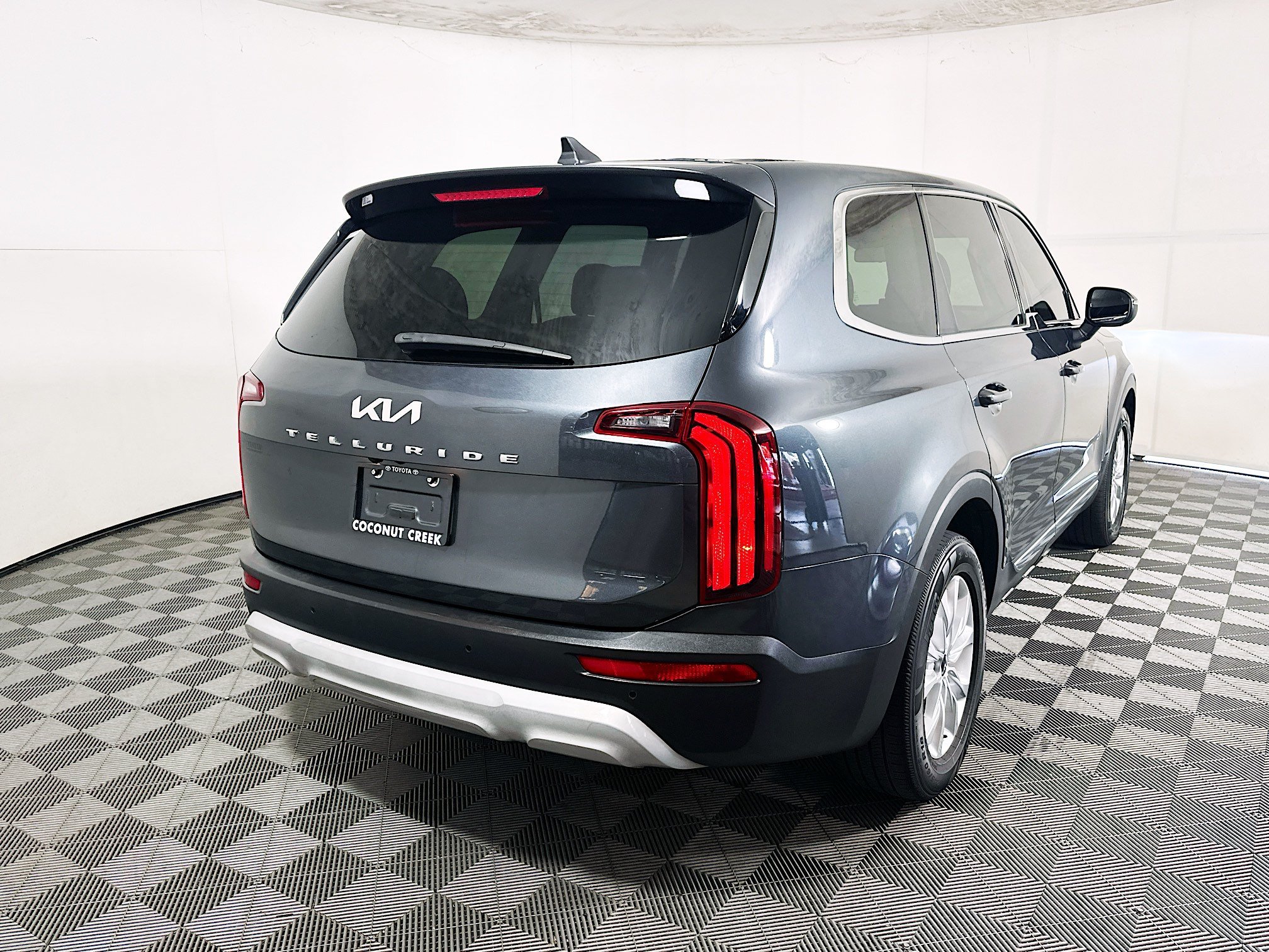 Used 2022 Gravity Grey Kia LX image 3