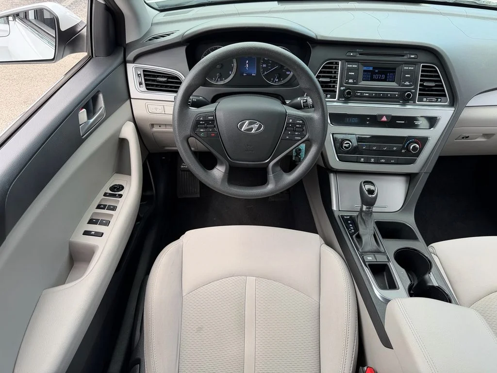 Used 2015 White Hyundai SE image 13