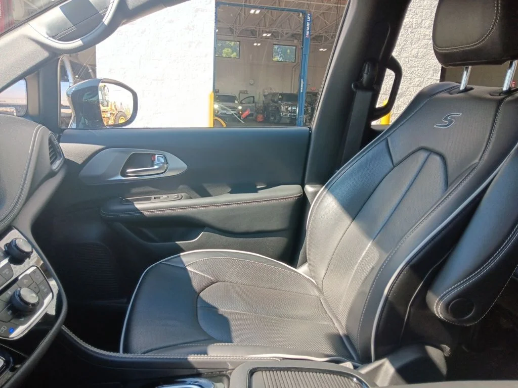 Used 2025 Diamond Black Crystal Pearlcoat Chrysler Limited image 25