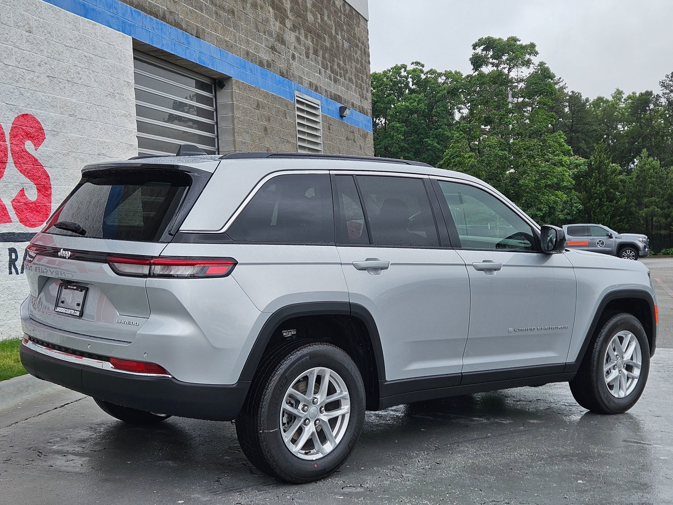 New 2026 Silver Zynith Exterior Paint Jeep Laredo image 7
