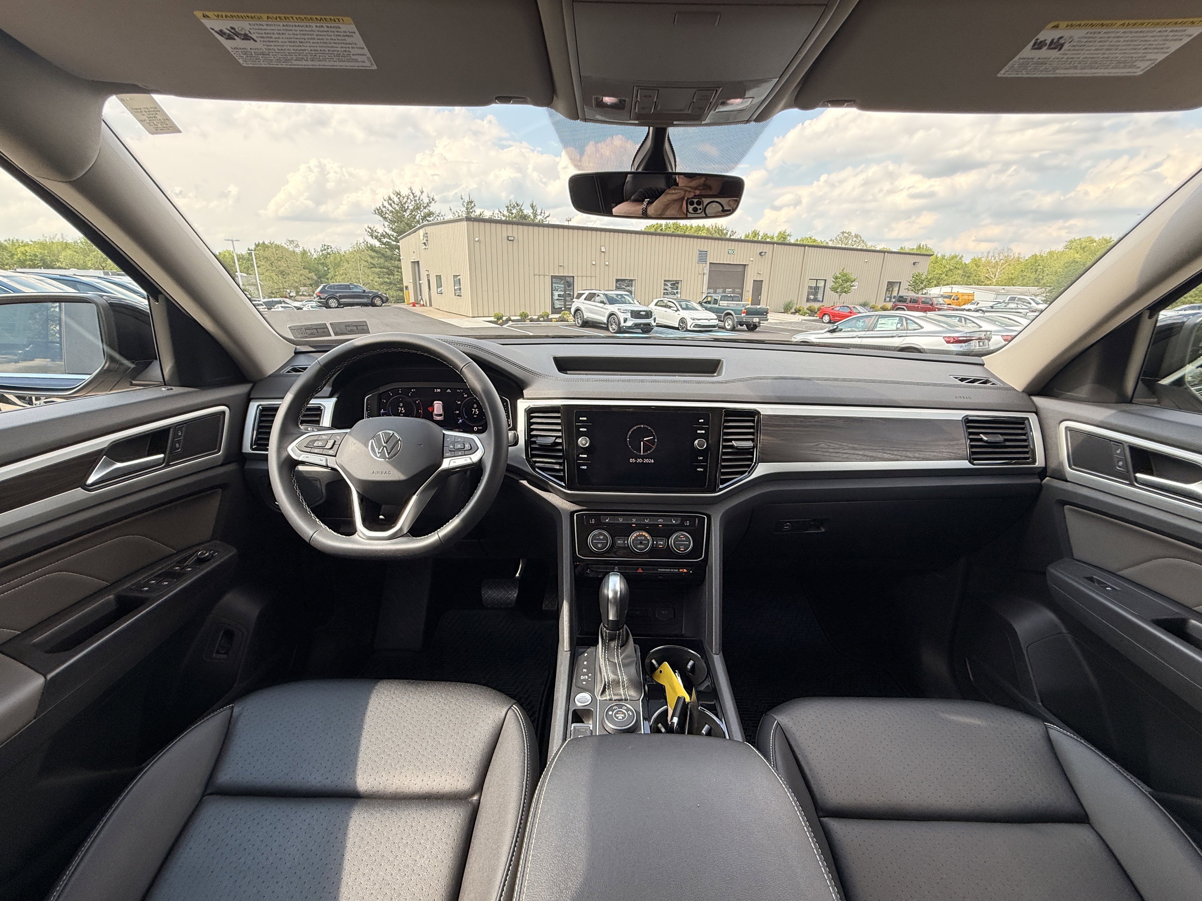 Used 2023  Volkswagen 3.6L V6 SE w/Technology image 3