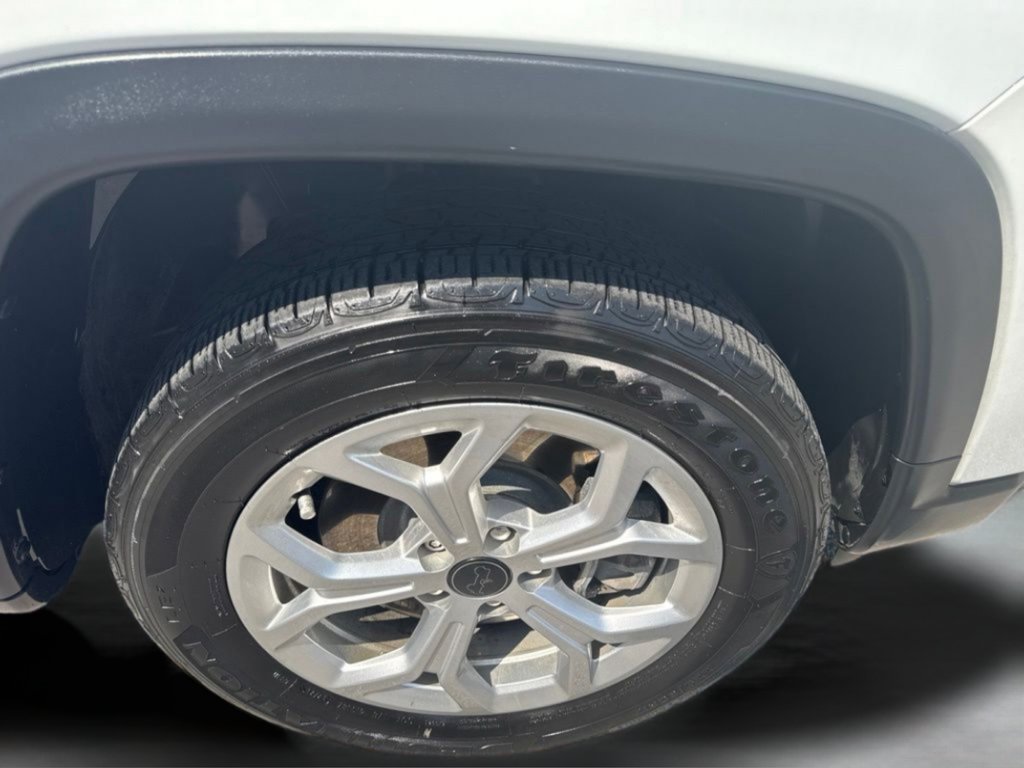 Used 2025 Bright White Clearcoat Jeep Latitude image 37