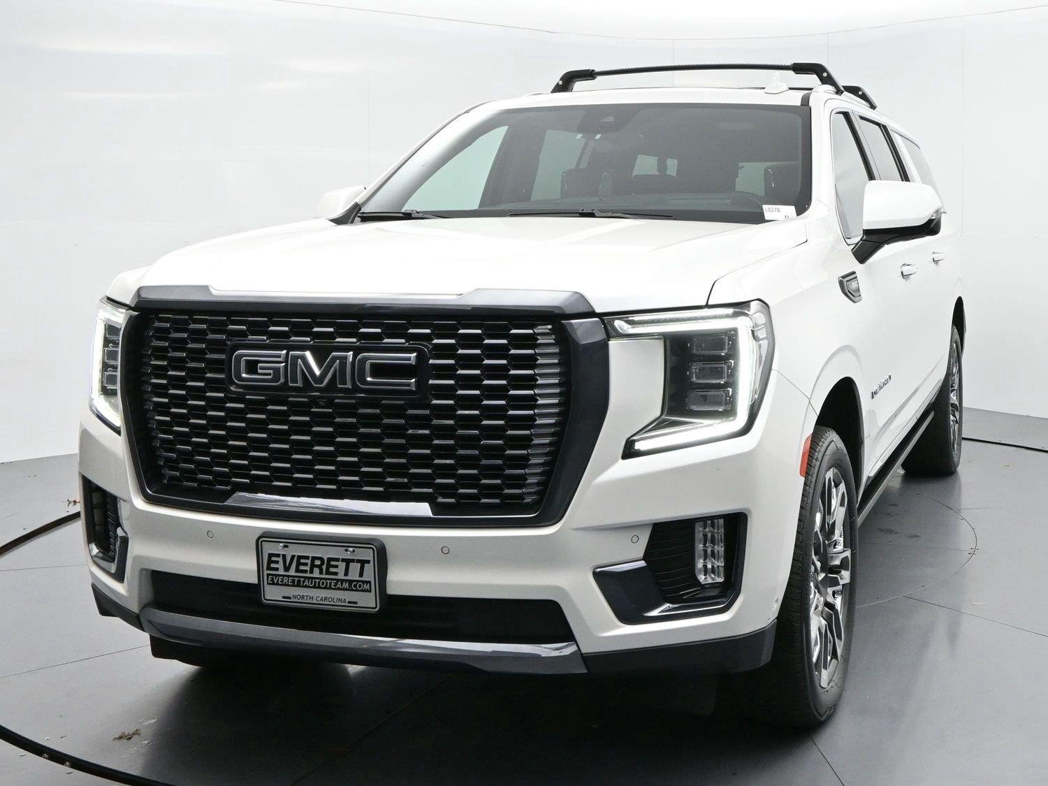 Used 2023 WHITE FROST TRICOAT GMC Denali Ultimate image 3