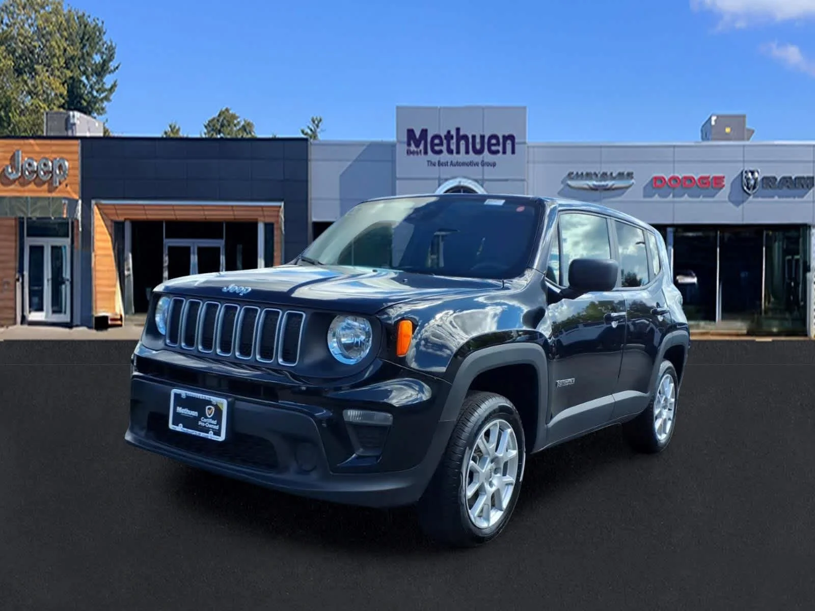 Used 2023 Black Clearcoat Jeep Latitude image 9