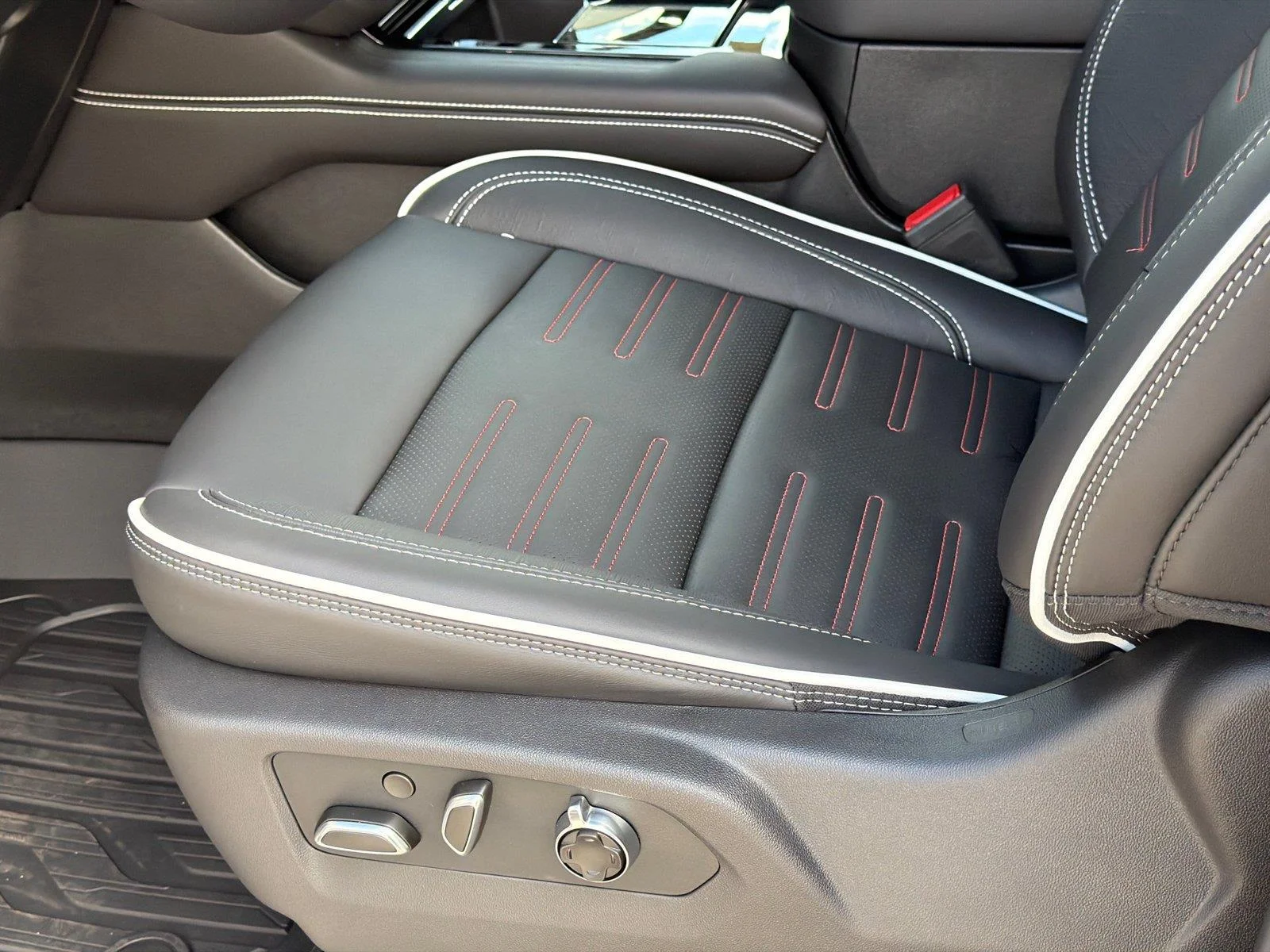 2026 GMC Yukon AT4 Ultimate - Photo 17