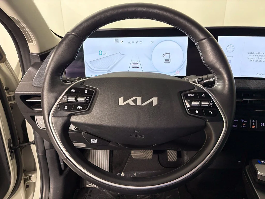 Used 2023 White Kia Wind image 19