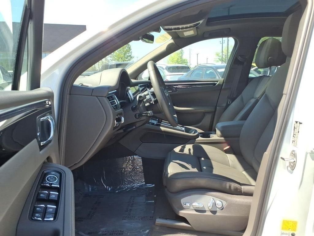 Used 2025  Porsche Base image 16