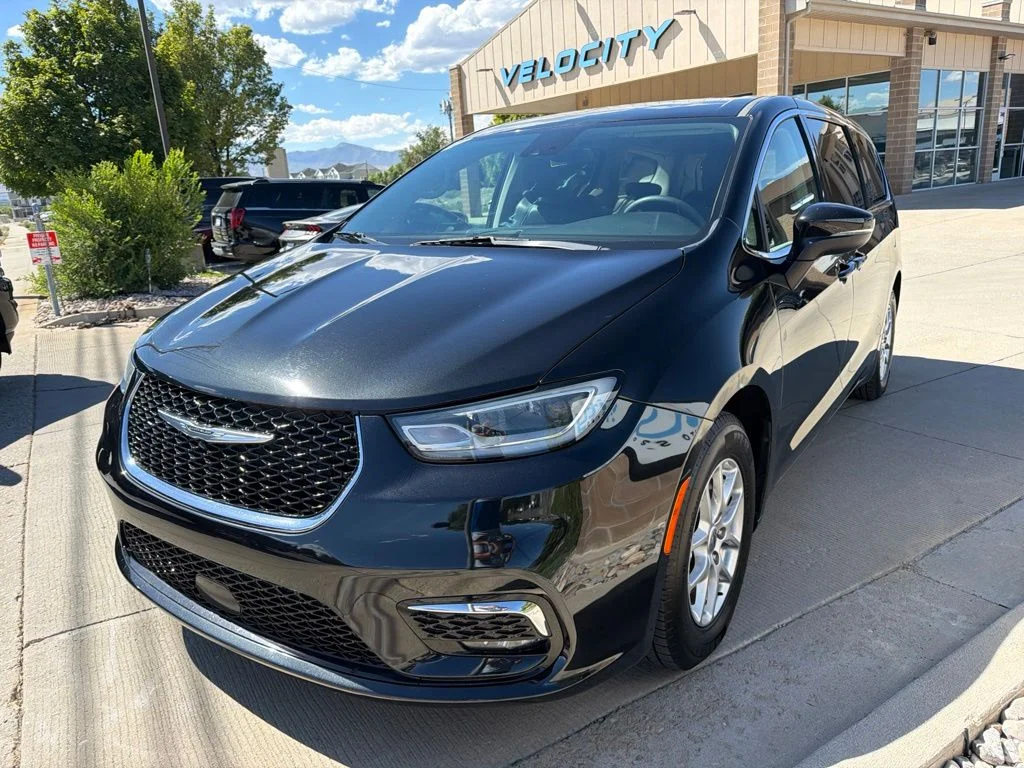 Used 2023 Black Chrysler Touring L image 3