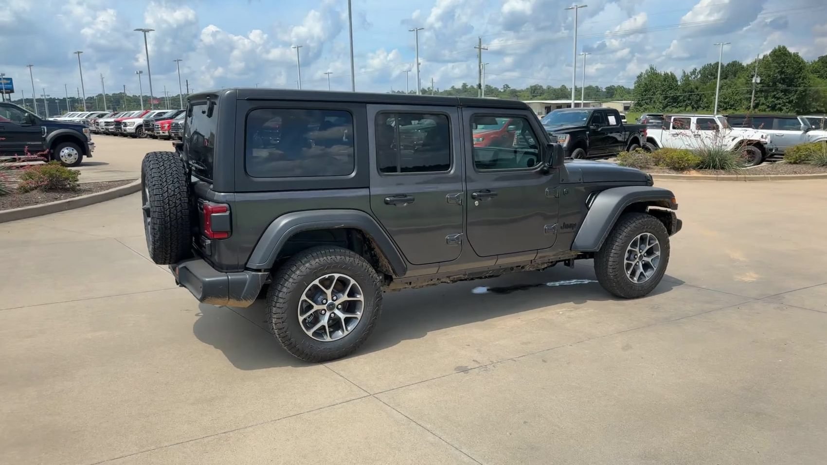 New 2024 Granite Crystal Metallic Clearcoat Jeep Sport S image 8