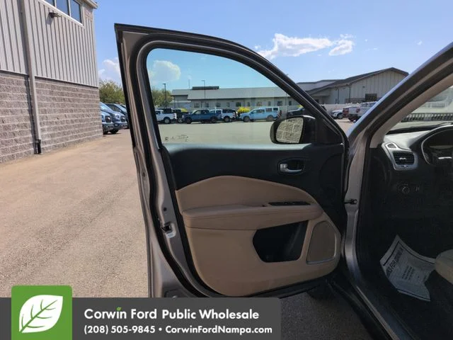 Used 2018 Billet Silver Metallic Clearcoat Jeep  image 10