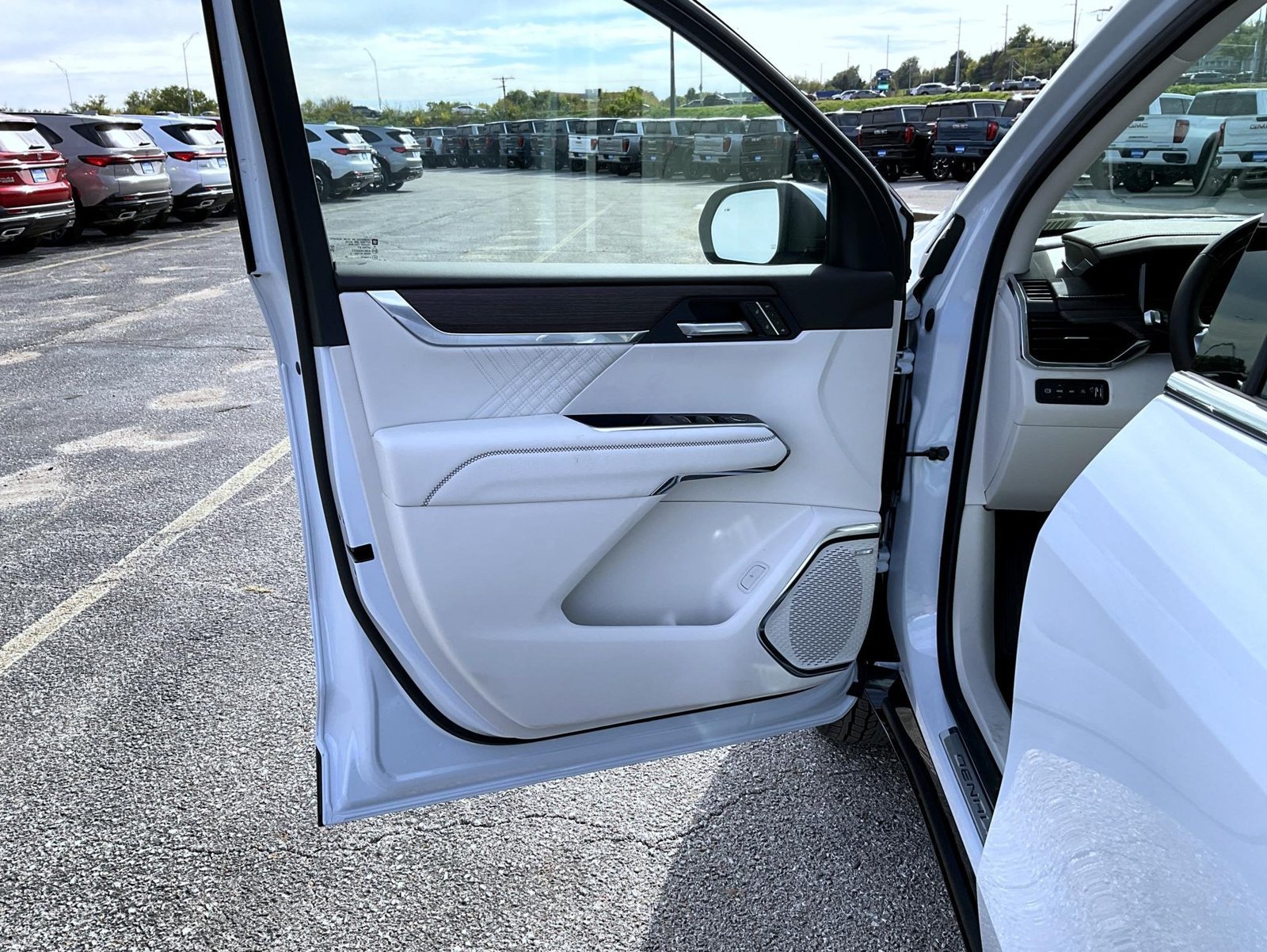 2027 GMC Acadia Denali - Photo 9