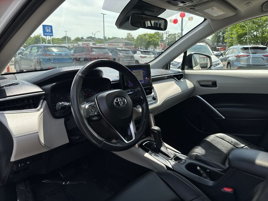 Used 2023 Off-white Toyota LE image 14