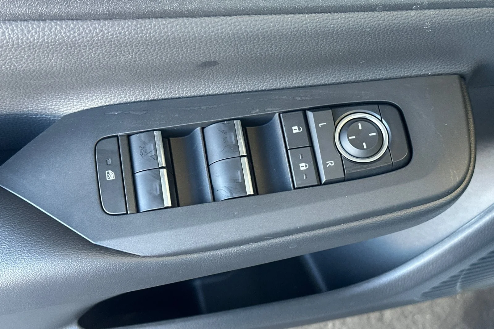 New 2027 Wind Chill Pearl <sup>1</sup> Toyota  XSE image 11