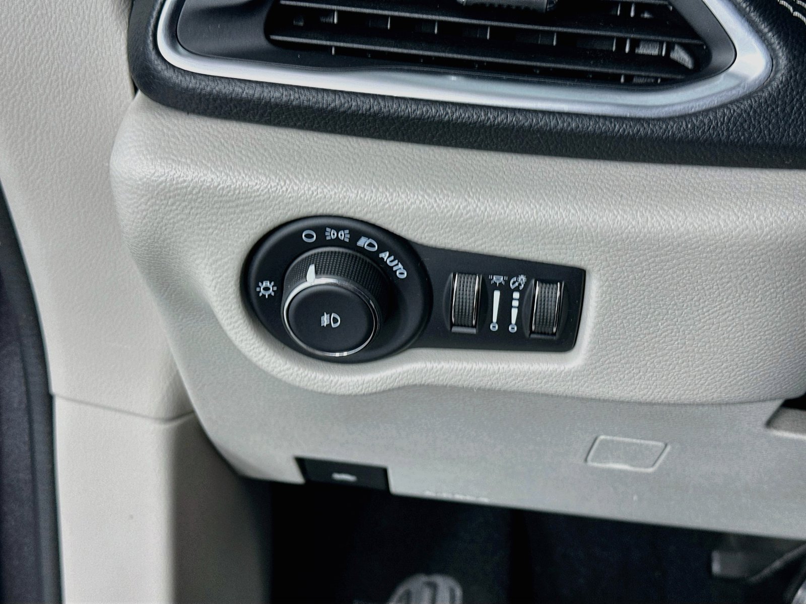2021 Chrysler Pacifica Hybrid Limited - Photo 11