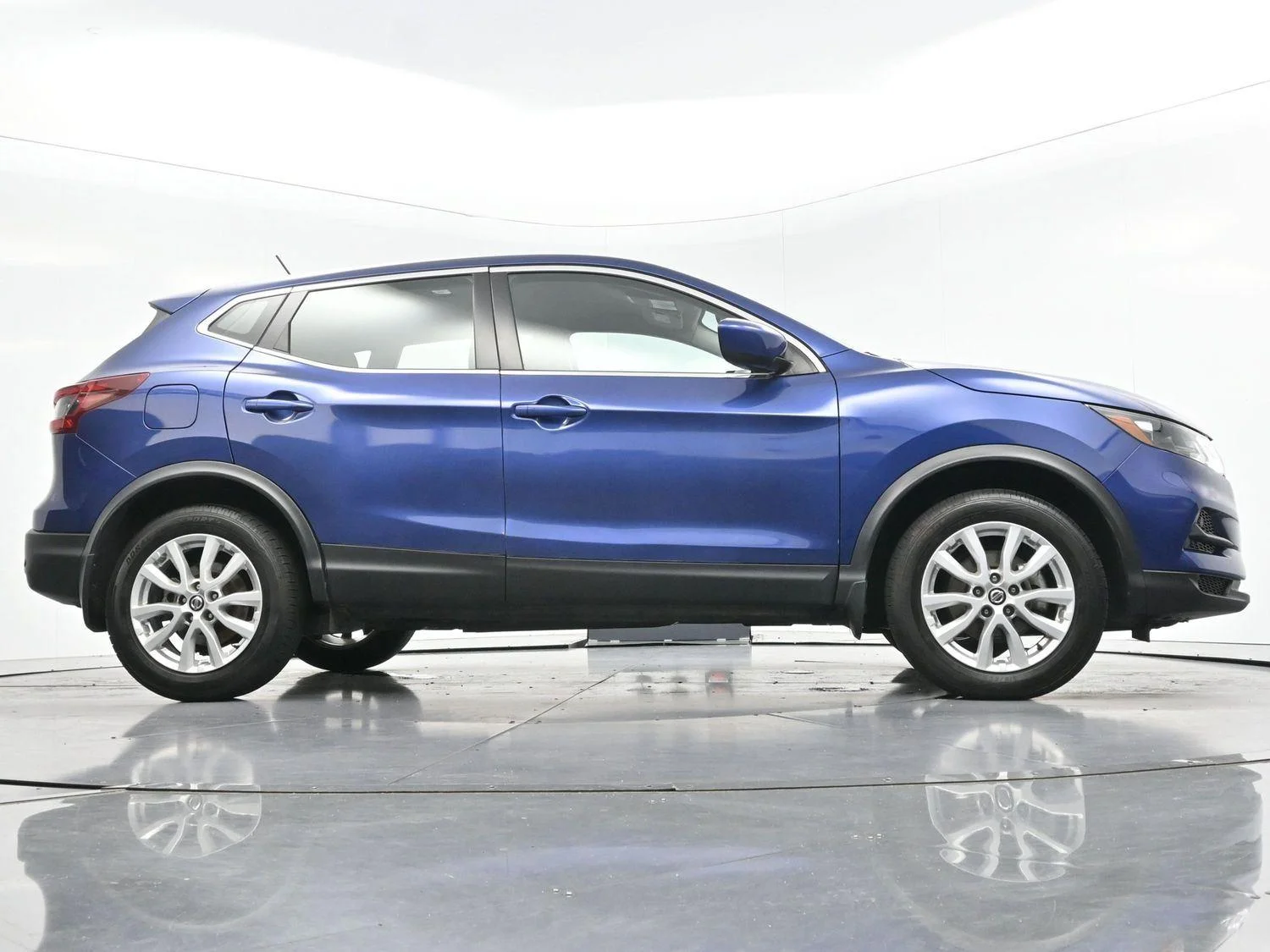 Used 2022 Caspian Blue Metallic Nissan S image 47