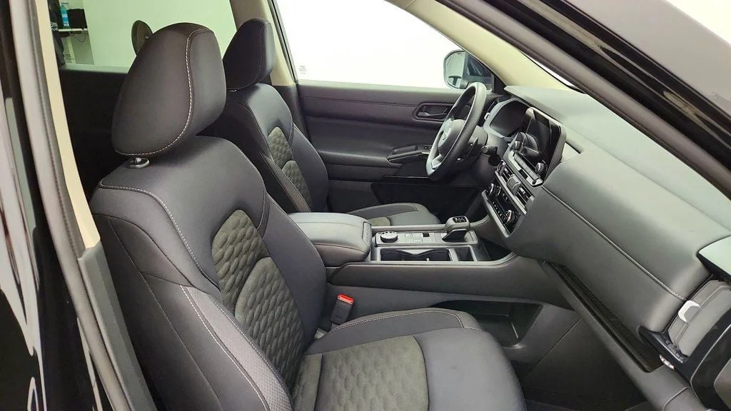 Used 2024 Super Black Nissan S 4WD image 23
