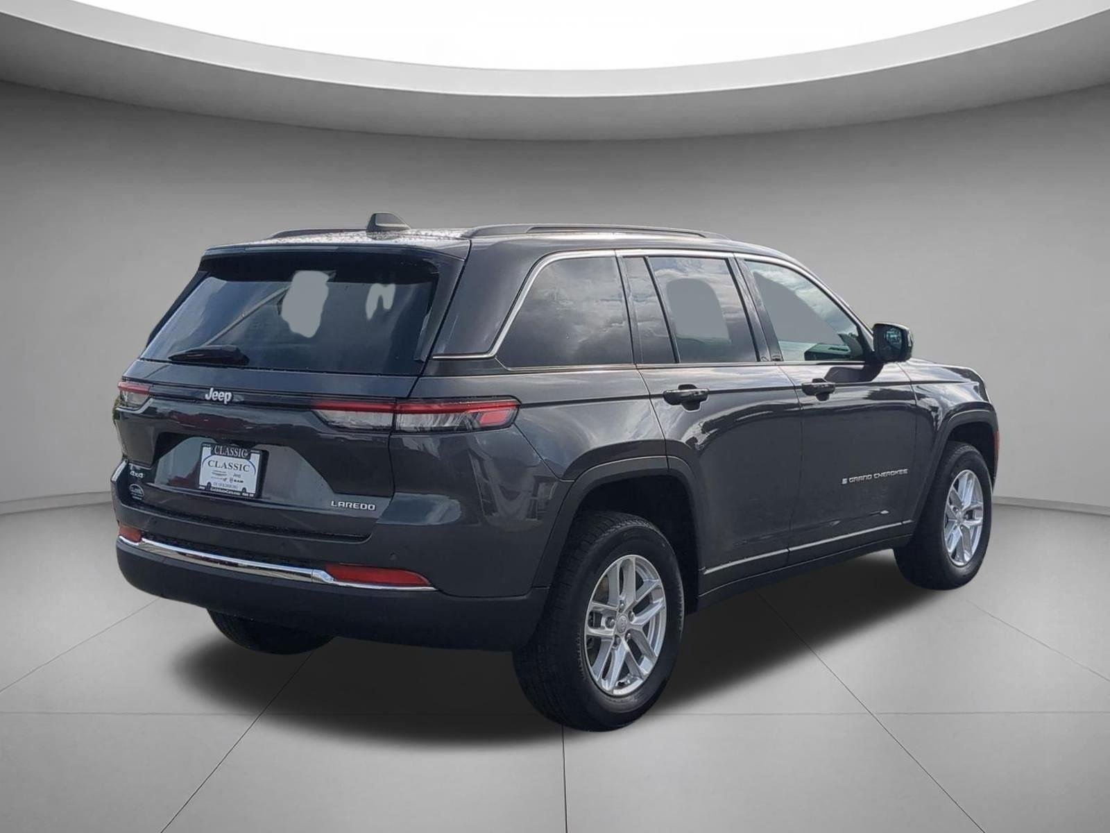 New 2026 Baltic Gray Metallic Clear-Coat Exterior Paint Jeep Laredo image 5