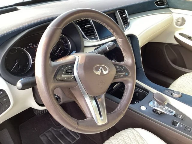 Used 2021 White INFINITI Autograph image 28