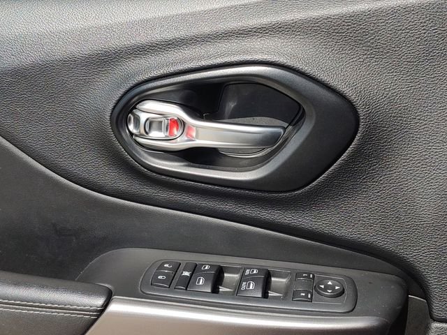 Used 2021 Gray Jeep Latitude Lux image 25