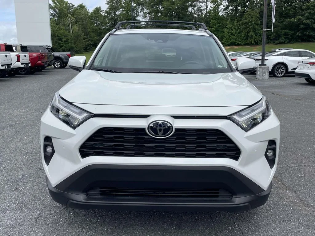 Used 2025 Wind Chill Pearl Toyota XLE Premium image 6