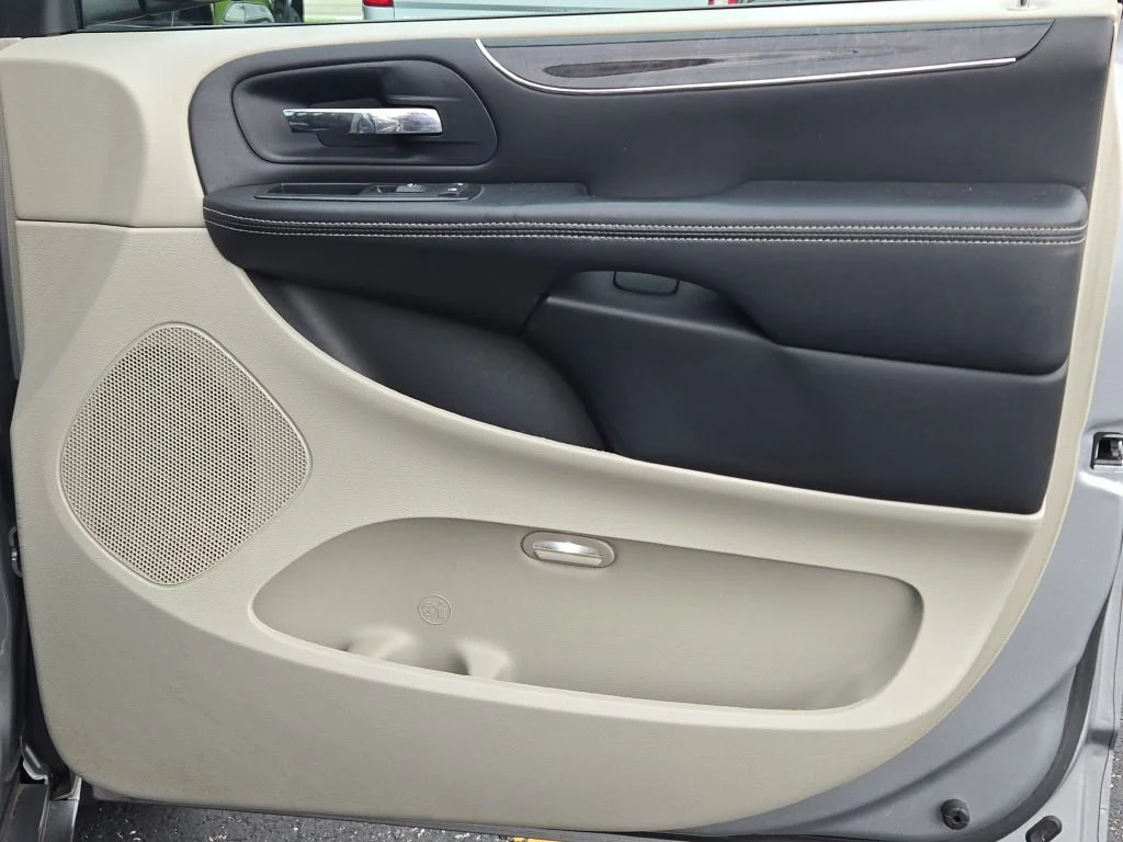 Used 2013 Silver Chrysler Touring-L image 6