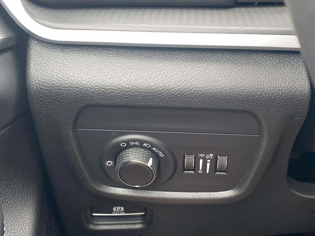 New 2026 Bright White Clear-Coat Exterior Paint Jeep Laredo X image 31