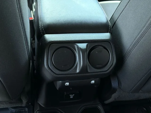 Used 2021 White Jeep Unlimited Sahara image 18