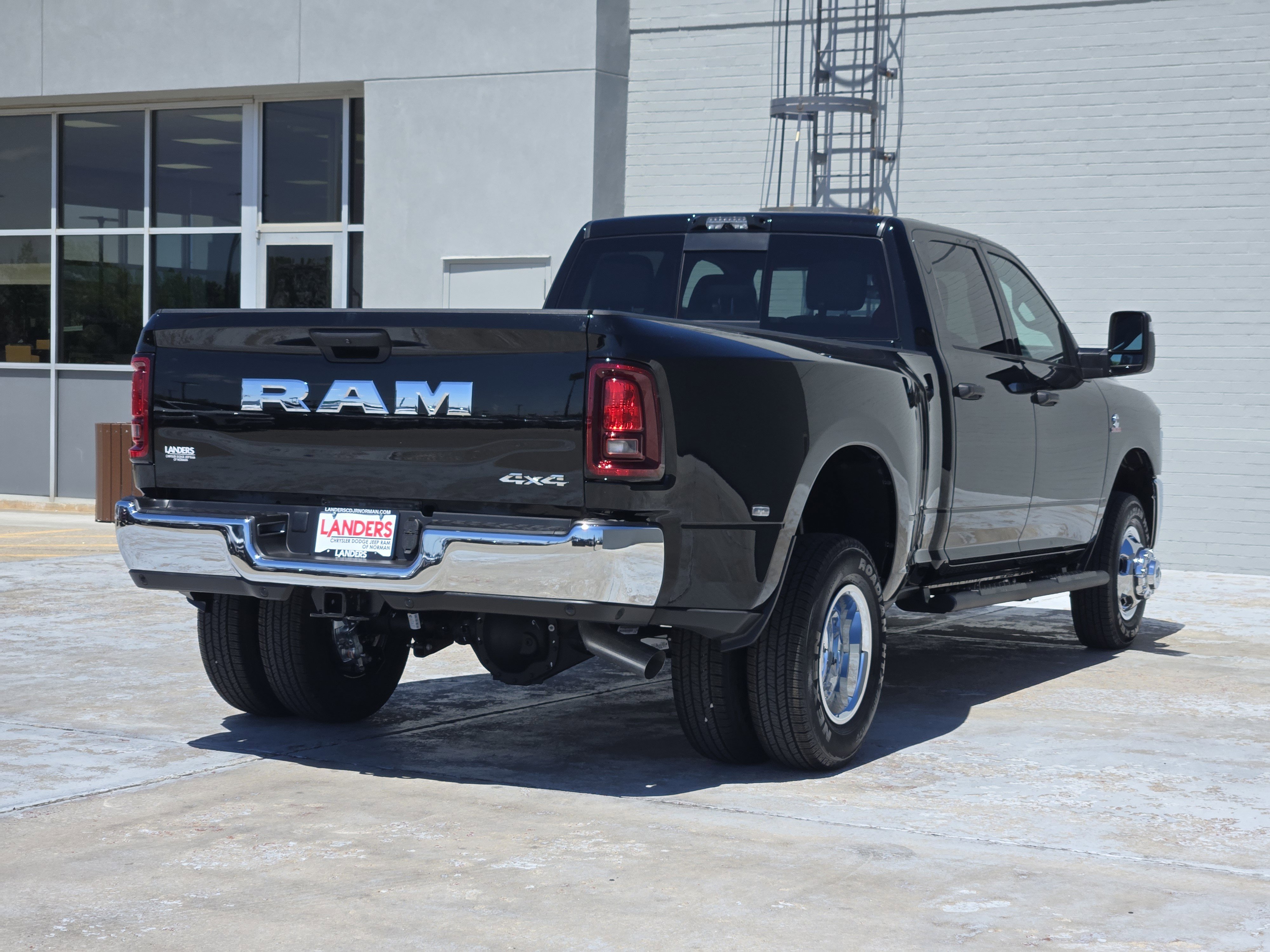 New 2026 Diamond Black Crystal Pearl-Coat Exterior Paint RAM Tradesman image 4