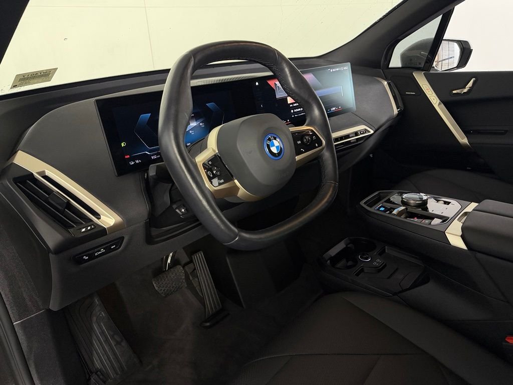 Used 2023 White BMW xDrive50 image 20