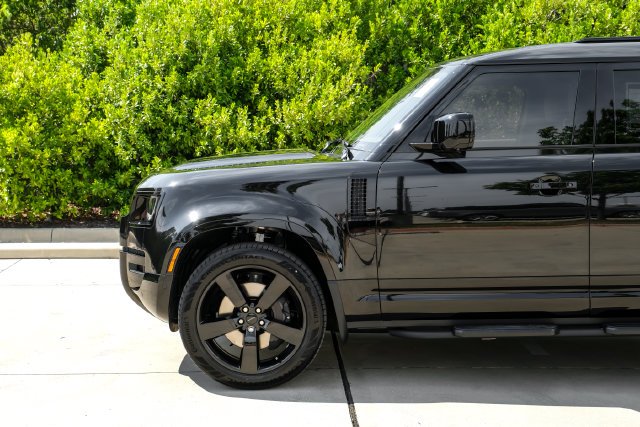 New 2026 Santorini Black Land Rover X-Dynamic SE image 15