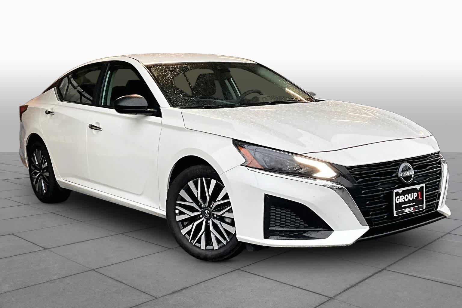 Used 2025 Glacier White Nissan SV image 3