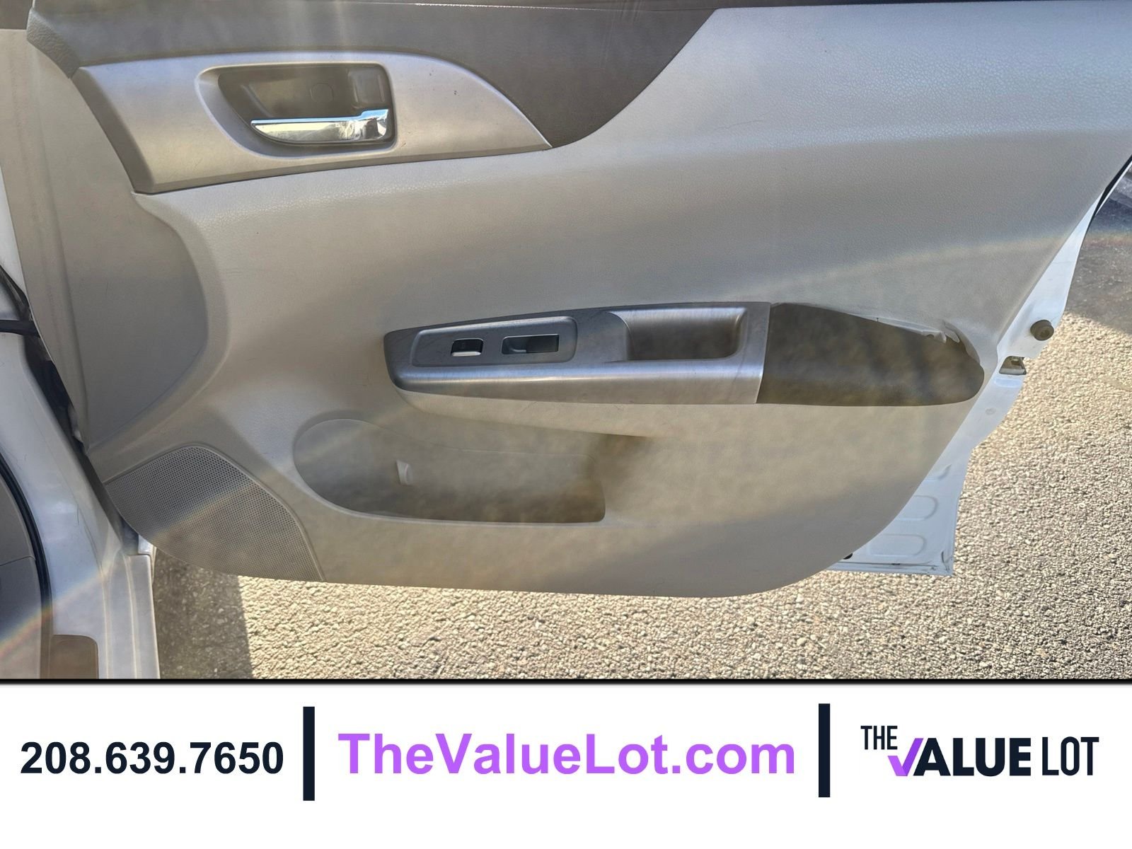 Used 2010 White Subaru 2.5i image 12