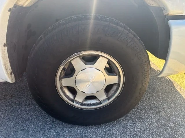 Used 2004 White GMC SLE image 7