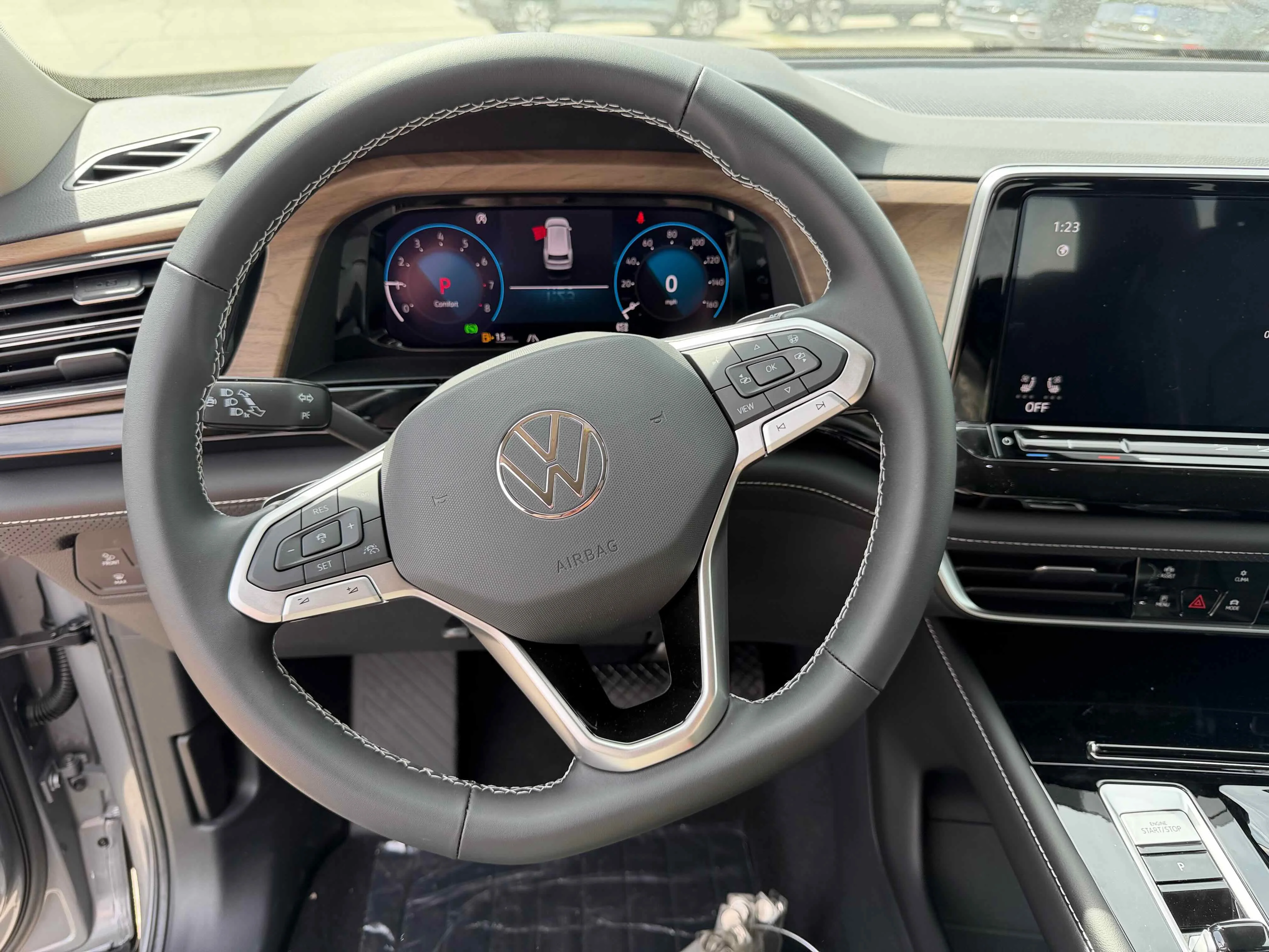 New 2026 Silver Mist Volkswagen 2.0T SE w/Technology image 16