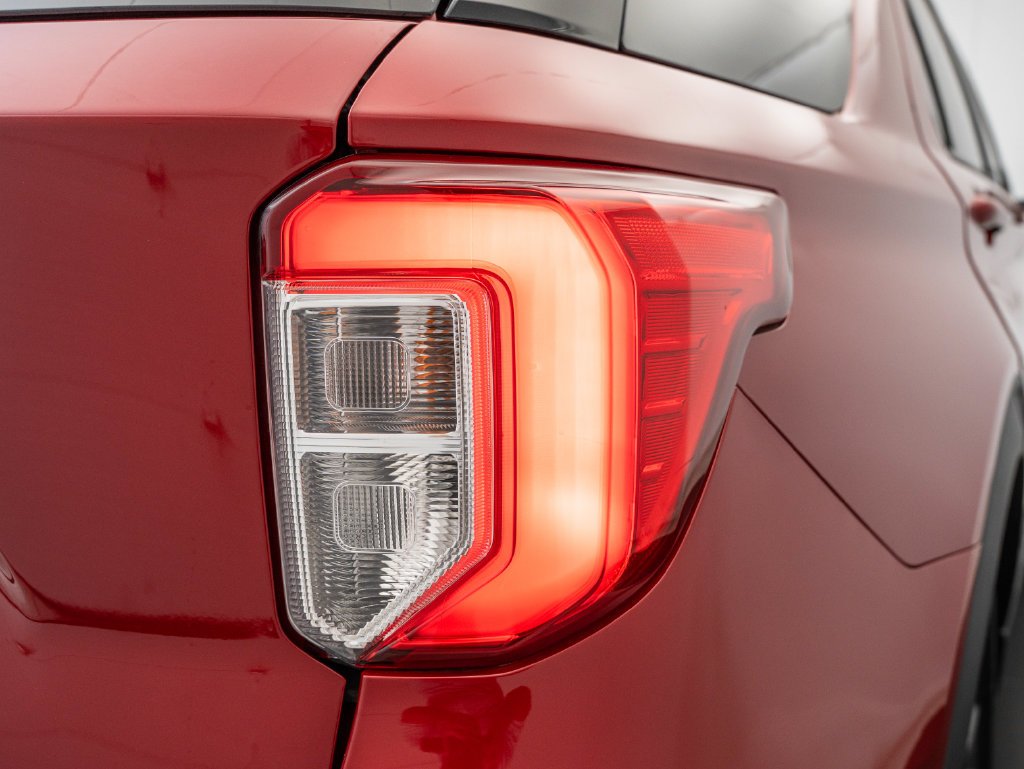 Used 2023 Rapid Red Metallic Tinted Clearcoat Ford XLT image 9