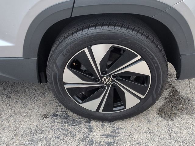 Used 2025  Volkswagen SE image 34