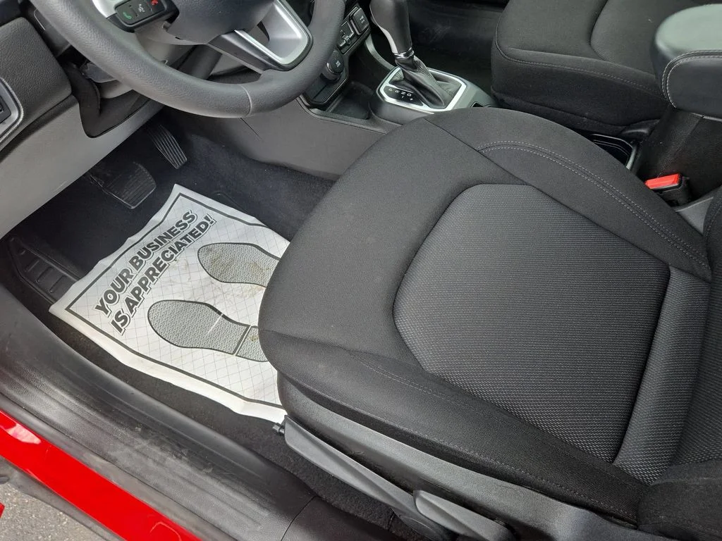 Used 2023 Red Jeep Latitude image 25